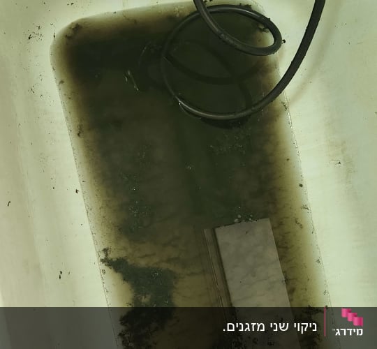 צינור שחור בתוך מים מלוכלכים באמבטיה